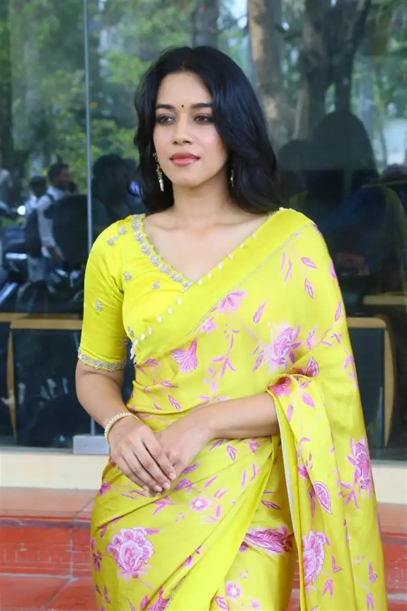 ACTRESS MIRNALINI RAVI IN YELLOW SAREE AT LOVE GURU MOVIE MEET 11